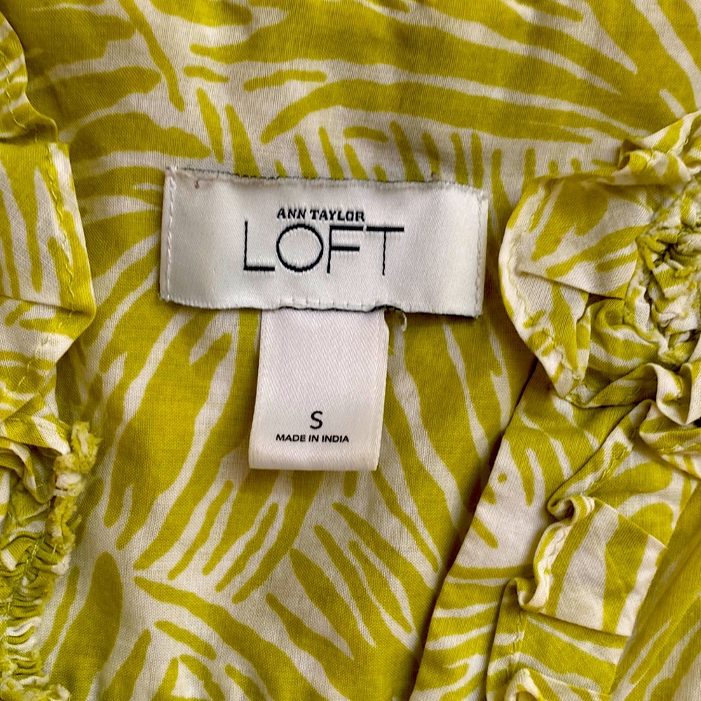Loft cotton top.ruffle neckline w/seam details. No stains, no pets, no smoking